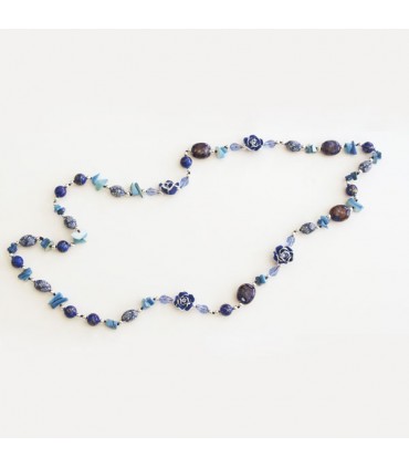 Sautoir fleuri, roses bleues